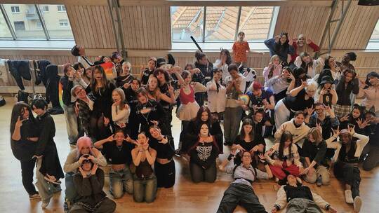 60 Teilnehmerinnen und Teilnehmer tanzen am Sonntag gemeinsam zu ihren Lieblingsliedern. Cikaqi