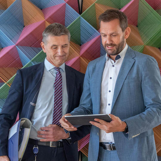 Sorgenfalten beim Blick auf die Haushaltszahlen: Landrat Bastian Rosenau (rechts) und Finanzdezernent Frank Stephan müssen den E