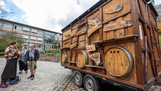 Noch gibt es kein Emmer Bier, aber der Wagen der Taverne steht schon mal an Ort und Stelle. Meyer Aufbau Mittelaltermarkt