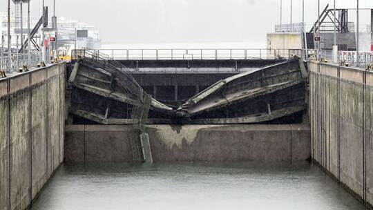 Schiffsunfall am Schleusentor Iffezheim