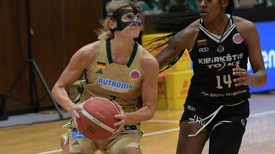 Alexandra Wilke (links) trug zu den bisherigen Erfolgen der Rutronik Stars Keltern in der EuroCup-Gruppenphase maßgeblich bei. M