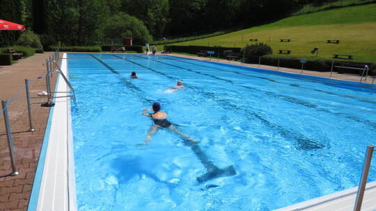 Nachdem sich in der vergangenen Saison einige Schwachstellen beim Freibad in Höfen gezeigt haben, soll es jetzt moderisiert werd