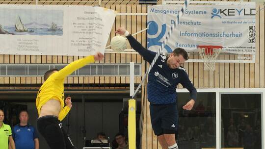 Mit vollem Einsatz sind die Faustballer des TV Waldrennach (rechts Michael Ochner) in die neue Hallensaison gestartet. Gegen Pfu