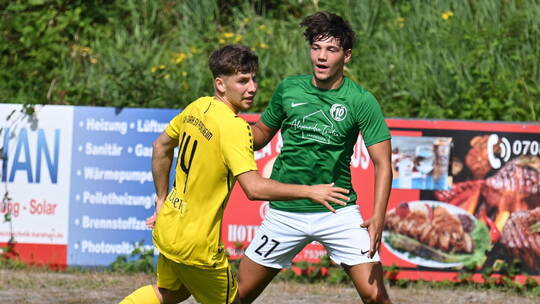 Der FV Öschelbronn mit Leandros Tsiotras (in Grün) stellt seine Gegner vor einige knifflige Aufgaben. Foto: Hennrich