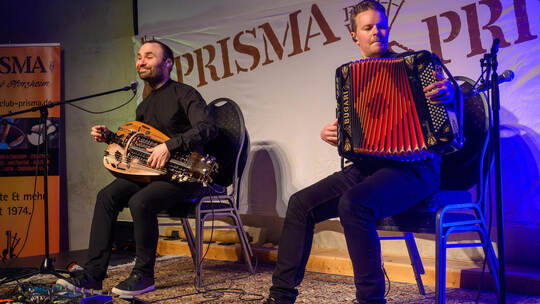 Johannes Geworkian Hellman (Drehleier) und Akkordeonspieler LarsEmil Öjeberget bilden das schwedische Duo „Symbio“.