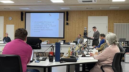 Straubenhardts Bürgermeister Helge Viehweg (stehend) betont in seiner Haushaltsrede die Stärke der dortigen Wirthschaft, schwört