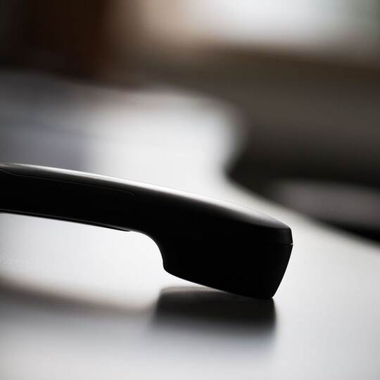 Häufig beginnt Betrug mit einem Anruf bei meist älteren Menschen. Häufig beginnt Betrug mit einem Anruf bei meist älteren Menschen.