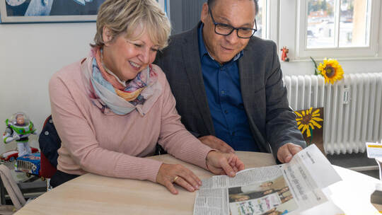 Die Beratungsstelle steht vor großen Aufgaben: Sabine Jost (Geschäftsführerin des ökumenischen Trägerverbunds) und Leiter Tom Ha Jubiläum Beratungsstelle