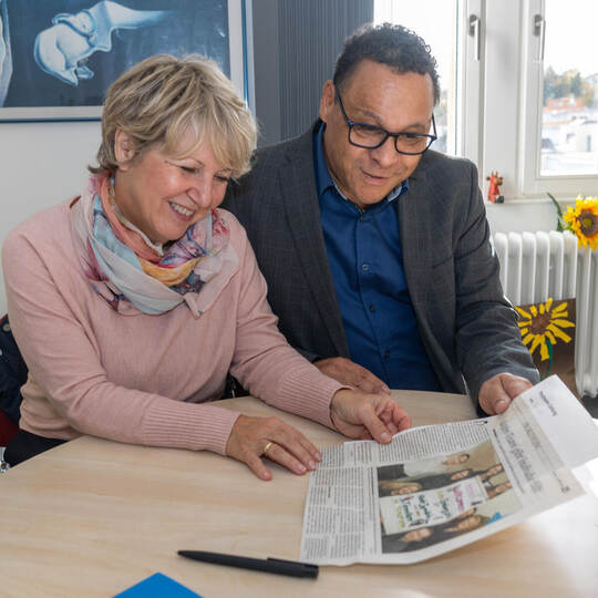 Die Beratungsstelle steht vor großen Aufgaben: Sabine Jost (Geschäftsführerin des ökumenischen Trägerverbunds) und Leiter Tom Ha Jubiläum Beratungsstelle