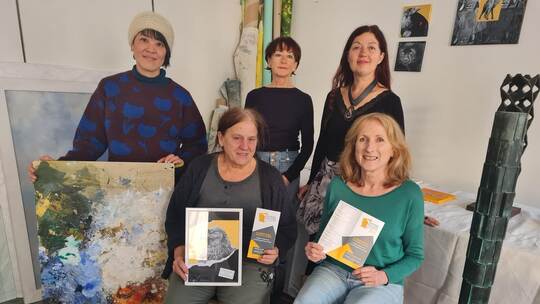 Mit Vorfreude im Atelier von Anina Gröger (vorne links): Peco Kawashima, Regina Rieber, Kerstin Mayer und Godela Erhard. G.Meyer