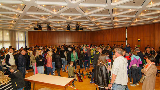 Riesenandrang: Beim Basar des Skiclubs Pforzheim finden Erwachsene und Kinder eine große Auswahl gebrauchter Skier, Stiefel und