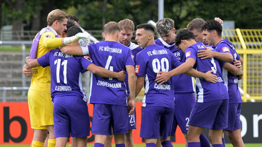 Zusammenhalt: Die Nöttinger Spieler haben sich auch mit enormen Teamgeist auf den dritten Platz vorgespielt. Foto: Eibner SSV Reutlingen vs. FC Noettingen, Fussball, Oberliga BW, 8.Spieltag, Saison 2025/2026, 13.09.2025