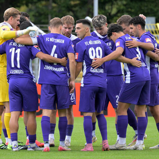 Zusammenhalt: Die Nöttinger Spieler haben sich auch mit enormen Teamgeist auf den dritten Platz vorgespielt. Foto: Eibner SSV Reutlingen vs. FC Noettingen, Fussball, Oberliga BW, 8.Spieltag, Saison 2025/2026, 13.09.2025
