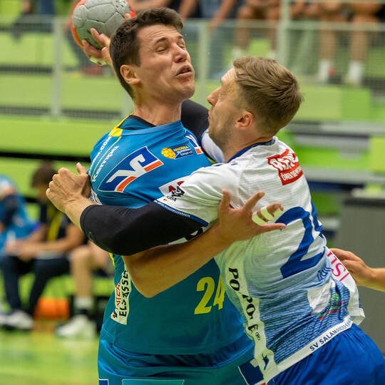 Wurf- und Durchsetzungskraft – wie hier bei Oskar Emanuel (links) – werden bei der SG-Heimaufgabe wieder gefragt sein. Archivfot