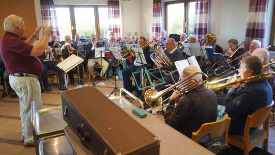 Bei den Proben: Der Seniorenbläserkreis besteht aus 36 Musikerinnen und Musikern. Geprobt wird im Haus des Eisinger CVJM.