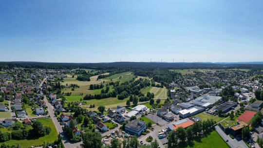 Ab April 2026 herrscht in Engelsbrand ein mehrjähriger Ausnahmezustand. Dann sollen alte Straßenbeläge und Leitungen erneuert we Jubiläum Engelsbrand Drohne