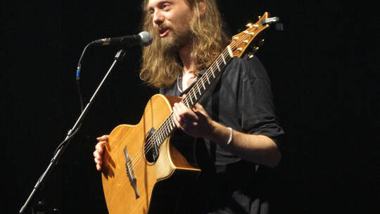 Mike Dawes hat sein Pforzheimer Publikum mit einer Kombination aus eigenen Kompositionen und Coverversionen bekannter Rock-Hits