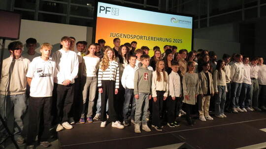 Stolz auf ihre Auszeichnungen: die jungen, erfolgreichen Sportler bei der Ehrung im Volksbankhaus Pforzheim. Carsten Knöller