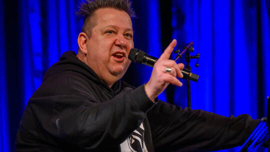 Sebastian Krumbiegel punktet bei seinem Auftritt im Ettlinger Schloss mit seiner klaren politischen Haltung und persönlichen Ane