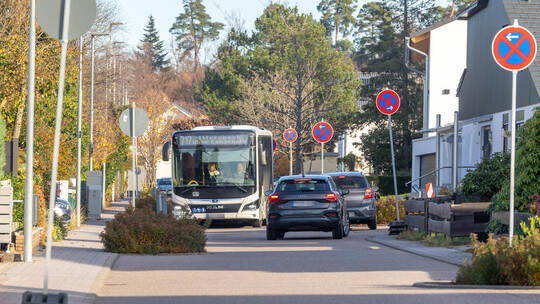Achtung, hier wird es eng: Durch die Vollsperrung der Hauptstraße am Kreisel in Schwann kommt es bei der Umleitungsstrecke zu he Baumassnahmen Schwann Ortsdurchfahrt