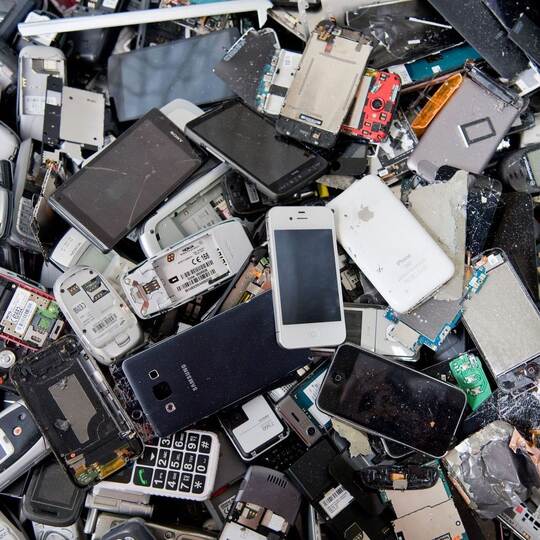 Elektroschrott in einem Container