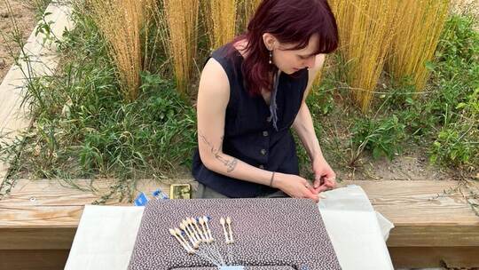 Vom Feld zur Verarbeitung: Studierende der Hochschule Pforzheim haben Flachs selbst angebaut. Hochschule Pforzheim