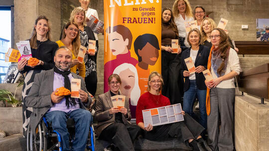 Das „Aktionsbündnis 25. November“ um die Gleichstellungsbeauftragten Lea Niewerth (vorne sitzend, links) und Kinga Golomb (sitze Aktionstag Gewalt gegen Frauen
