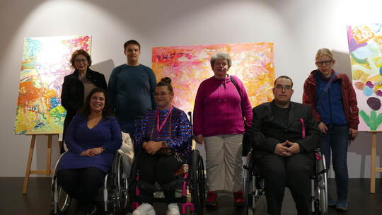 Kunst sprengt Grenzen: Die Künstlerinnen und Künstler (von links, vordere Reihe) Luana Coletti, Maylin Fernandez und Patrick Dee