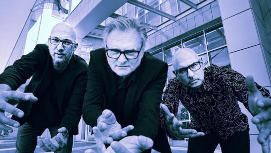 Matthias Rummel, Matthias Steuert und Johannes Neu (von links) vom „Electric Bush Project“legen bei ihrer experimentellen und ps