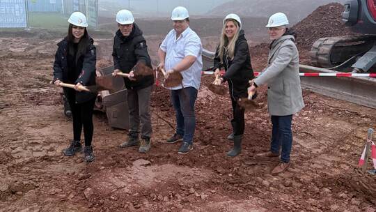 Erster Spatenstich: Hanna Alisic (Bauleitung Pfirmann), Markus Peterek (Geschäftsführer Pfirmann), Sven Bogner (Geschäftsführend