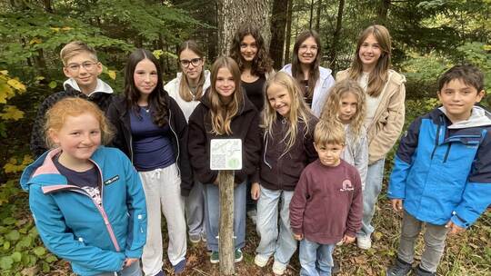 Die Stimmen der Helden von „Der Wald spielt verrückt“ gehören im echten Leben Schülerinnen und Schülern: Luisa, Jonas, Alexa, Lu