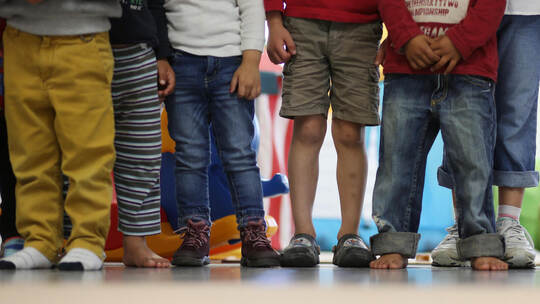 Nicht alle Kinder können unbeschwert durchs Leben gehen – in Bad Wildbad fehlt es vielen an gleichen Chancen. picture alliance / Kinderarmut