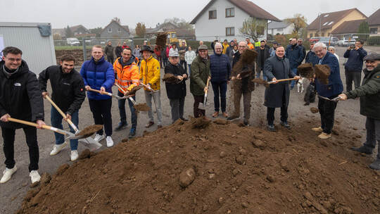 Am Freitag ist der symbolische erste Spatenstich für das neue Lienzinger Baugebiet „Pferchäcker“ erfolgt. Darüber freuen sich vo Spatenstich Neubaugebiet Pferchäcker Lienzingen