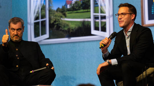 Daumen hoch: CSU-Chef Markus Söder (links) ist zur Unterstützung von CDU-Spitzenkandidat Manuel Hagel gekommen.