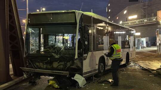Linienbus fährt in Autos und Passanten Linienbus fährt in Autos und Passanten