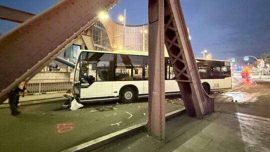 Linienbus fährt in Autos und Passanten Linienbus fährt in Autos und Passanten