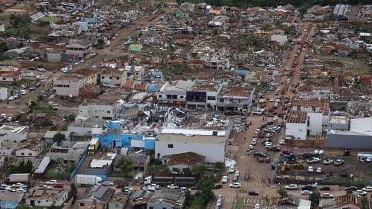 Tornado trifft Süden Brasiliens: «Szenario wie im Krieg» Tornado trifft Süden Brasiliens: «Szenario wie im Krieg»
