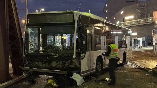 Linienbus fährt in Autos und Passanten Linienbus fährt in Autos und Passanten