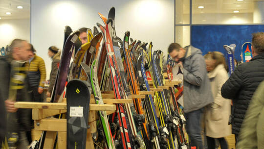 Der Skiclub Pforzheim veranstaltet den 15. Skibasar im Pforzheimer CongressCentrum. Der Ansturm der Wintersport-Begeisterten ist