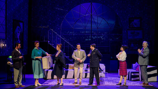 In die 1950er-Jahre verlegt Regisseur Markus Hertel die Operette „Der Opernball“ aus dem Jahr 1898. Martin Sigmund