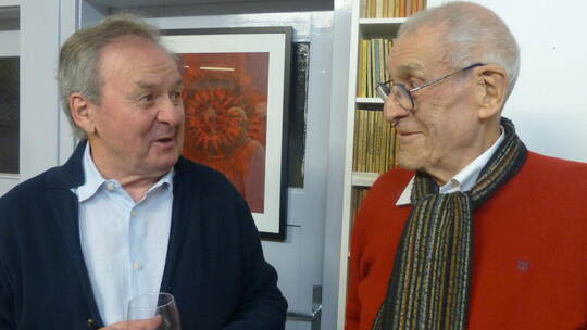 Einen Tag vor Axel Hertensteins 86. Geburtstag konnte Gerhart Odenwald (links) die Ausstellung mit Originalen des Künstlers eröf