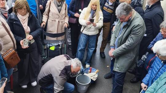 Mit Hilfe des Steinmetzes und Bildhauers Wolf-Stefan Reiser verlegte Stefan Creuzberger den Stolperstein für die in Auschwitz er