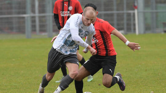 Huchenfelds Marlon Müller (links) im Duell mit Birkenfelds Valentin Itaj. Müller sorgte für den Treffer zum 2:2. Ripberger