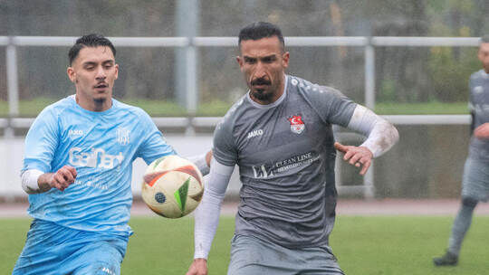 In überragender Form: Der Türkische SV Mühlacker (graue Trikots) dominiert im Derby gegen Fvgg 08 Mühlacker.