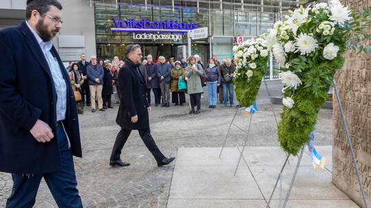 Gut eingespielt: Rabbiner Mosche Yudelevitz (links) und Oberbürgermeister Peter Boch bei der Kranzniederlegung am „Platz der Syn Gedenkveranstaltung Reichsprogromnacht