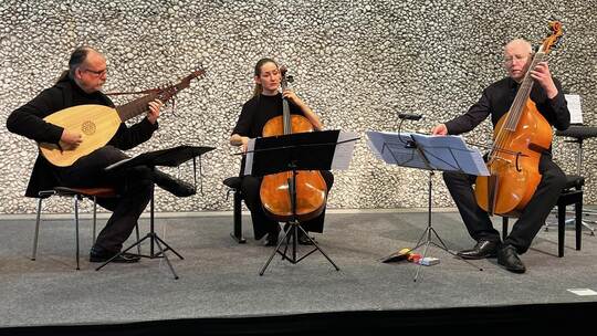 Thorsten Bleich (links), Cellistin Krassimira Krasteva und Georg Noeldeke überraschen mit einem Barockmusik-Programm. Foto: Stef