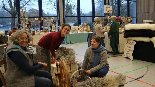 Mit Liebe handgemacht sind die Kissen aus Gotlandschafwolle, die Ulrike Beichert (von links) und Leonie Paulig auf dem Markt der