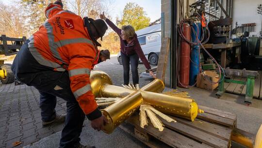 Zugspitz-Gipfelkreuz wird ins Tal geflogen und restauriert Zugspitz-Gipfelkreuz wird ins Tal geflogen und restauriert