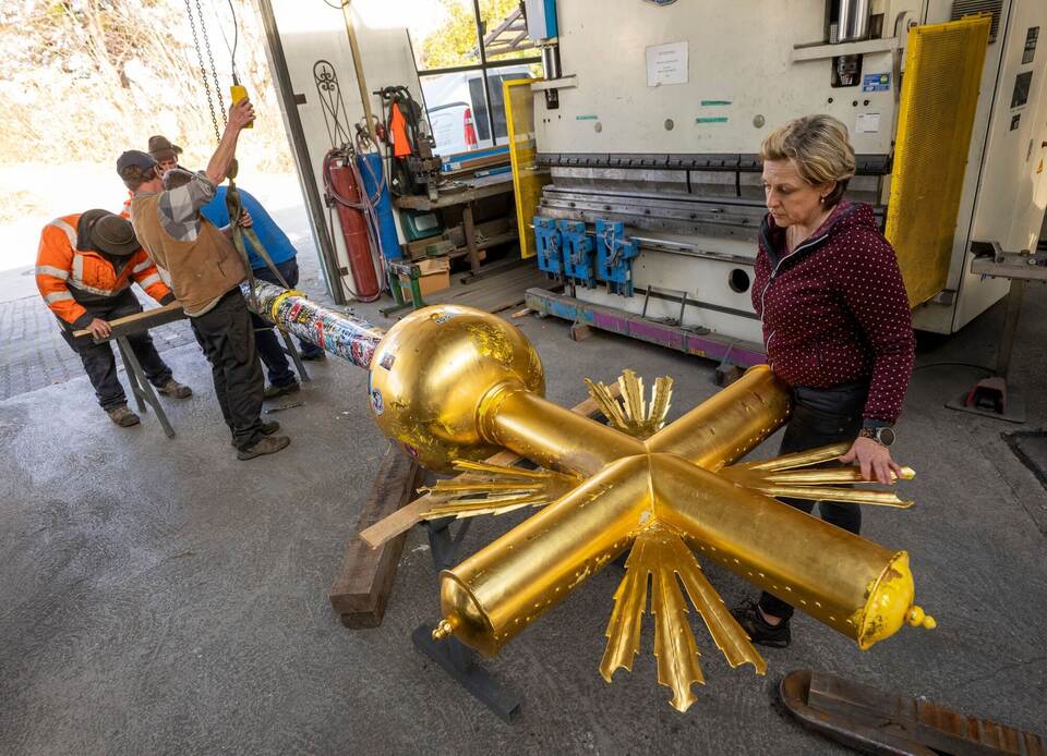 Zugspitz-Gipfelkreuz wird ins Tal geflogen und restauriert Zugspitz-Gipfelkreuz wird ins Tal geflogen und restauriert