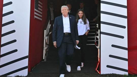 US-Präsident Donald Trump (l) und seine Enkelin Kai Trump US-Präsident Donald Trump (l) und seine Enkelin Kai Trump